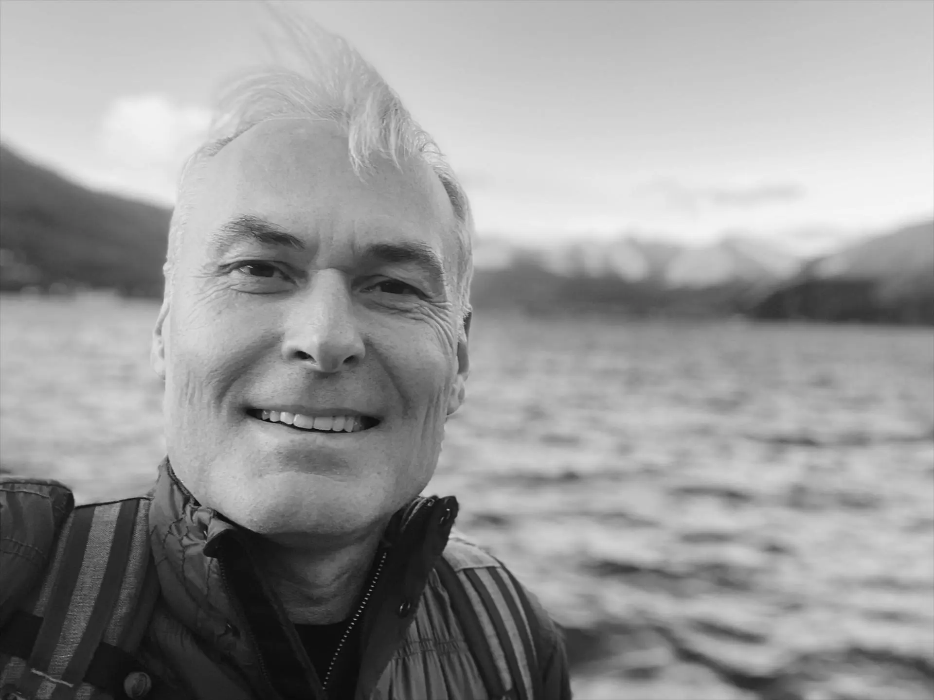 Luca Penati, autore del libro, davanti a un lago di montagna Luca Penati, autore del libro, davanti a un lago di montagna