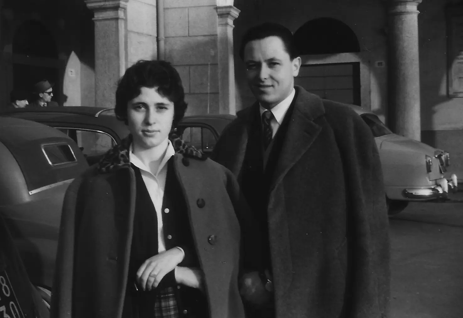 Etta e Diego giovani, in cappotto, accanto a un'automobile a Laveno nel 1956 Etta e Diego giovani, in cappotto, accanto a un'automobile a Laveno nel 1956